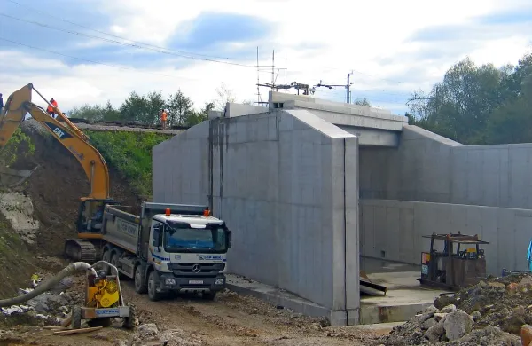 Betonski podvoz, težak kar 2700 ton, bodo v treh dneh potisnili v telo železniške proge      