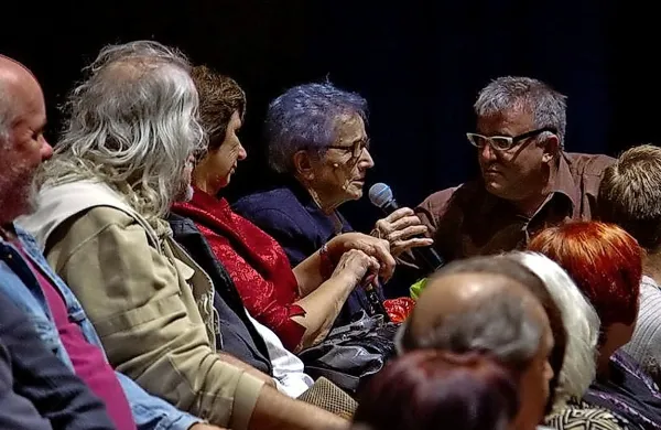 Slavčeva mama Cvetka Furlan, ki tudi sodeluje v filmu, je bila presrečna. Ob njej Bojan Maraž, oblikovalec, sicer pa avtor filma in projekta  
