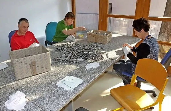 V treh delavnicah Barčice njeni uporabniki opravljajo enostavna dela  