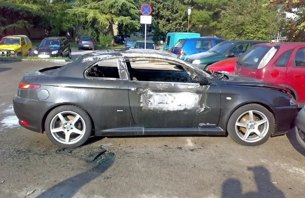  Tudi višji sodniki menijo, da je glede na požig avtomobilov, neposreden napad neznancev na Lucijčana in spor z zlatarjem moč vsaj na ravni utemeljenega suma sklepati, da je bil napad nanj naročen 
