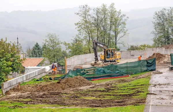 Še mesec dni bodo nad šolo bagri, kdaj bo začela rasti telovadnica, pa še ni moč napovedati