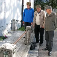  Predstavniki društva Peski 1915-1917 Tatjana Božič, Stane Jermol in Jožef Uršič pri spominski plošči na cerkvi z imeni v prvi svetovni vojni padlih tolminskih faranov 