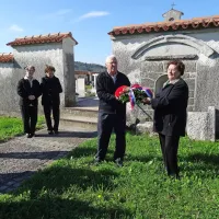  V Prvačini, kjer leži približno 2500 vojakov, so venček položili društvo žena, Krajevna skupnost, zveza borcev, veterani  in druga društva