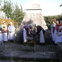 V Novi vasi je ob spomeniku  padlim 4. ogrskega honvedskega polka venček postavilo Društvo žensk žbrinca v sodelovanju  s TD Cerje iz Opatjega sela