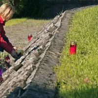 Tudi v Braniku so položili cvetje in prižgali sveče 