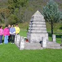 Sekcija aktiva žena društva Simon Jenko so položile cvetje in prižgale sveče na pokopališčih v Lipi in v Temnici