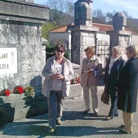 Pobudnica Dora Krpan (levo) je venček z Goričankami položila v Grgarju 