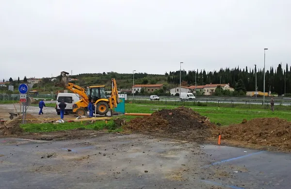 Te dni so gradbinci začeli graditi ograjeno in avtomatizirano parkirišče za avtodome, ki so ga predvideli  med hitro cesto in avtobusnim postajališčem