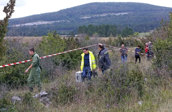 Preiskava tragične letalske nesreče v Divači se nadaljuje, končno poročilo pa še dolgo ne bo nared 