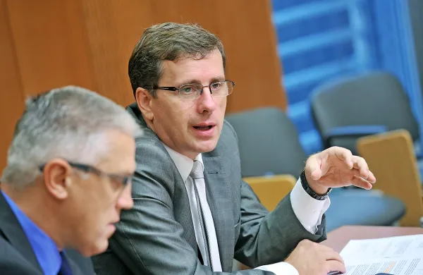 Tudi vodja poslancev ZaAB Jani Möderndorfer izbiro kandidatke za ministrico težko komentira, saj je dokaj neznana v slovenskem političnem prostoru