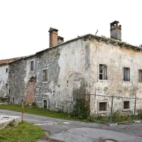 Da je stavba nekdanjega župnišča v Senožečah  v slabem stanju,  dokazuje tudi pogled na njeno zadnjo stran, ki se tudi ruši