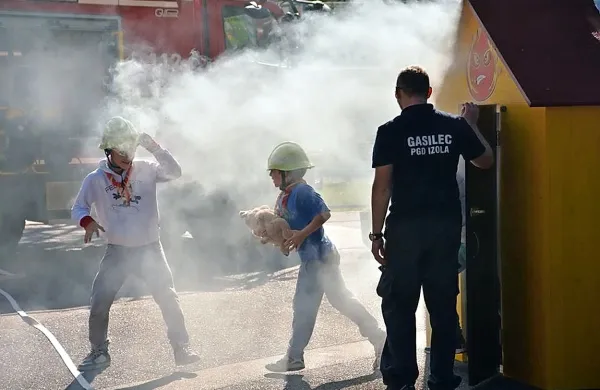 Na dnevu odprtih vrat so mladi gasilci ponazorili, kako priteči iz goreče hiše 