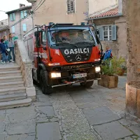 Novo vozilo je pripeljalo do glasbene šole v Gregorčičevi ulici 