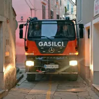 Vozilo je tudi po  Smrekarjevi ulici. Hidranta na številki 32 pa ne bi mogli uporabiti, ker so ugotovili, da nima nastavka. 