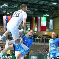 Ko je Tomas Lukas grdo trčil v Uroša Zorman (sodnika sta dosodila prekršek v napadu) je slednji kar nekaj minut bil zasebno bitko s Slovakom. Ko se je umiril, je slovenska prednost začela naraščati.