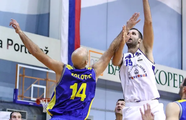 Nejca Buda je v soboto skušal zaustaviti njegov lanski soigralec Ilija Zolotić, nocoj bo imel težko delo s Smiljanom Pavićem