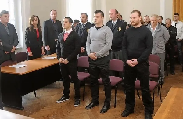 Adnenu Budimoviću (na fotografiji z razglasitve prvostopenjske sodbe prvi z leve) so hrvaški vrhovni sodniki za dve leti znižali kazen, Iliću in Požunu bodo sodili ponovno