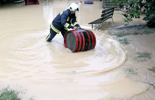 Za v poplavah najbolj prizadete kmetije &scaron;tiri milijone evrov