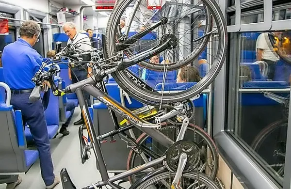 Pri Rožancu na železniški progi Semič-Črnomelj je ob približno poldrugi uri popoldne danes potniški vlak trčil v delovni stroj, ki naj bi ob progi opravljal zemeljska dela