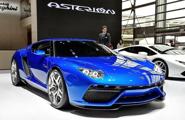 Za predstavitev svojega prvega hibrida je Lamborghini izbral Pariz