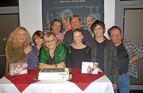 Premiera predstave Gledališka vaja v Kopru. Na fotografiji (z leve): Katja Pegan, Zala Sajko, Desa Muck, Vanja Korenč, Blaž Popovski, Jaša Jamnik.  V ozadju sta Gorazd Žilavec in Mirsko Vuksanović.