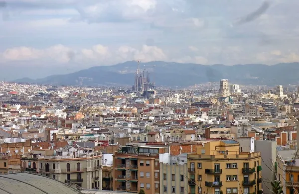 Španska vlada je danes napovedala, da bo na ustavnem sodišču izpodbijala alternativno glasovanje o neodvisnosti Katalonije, ki naj bi ga izvedli 9. novembra. Na fotografiji je Barcelona.