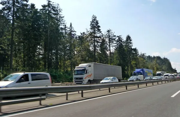 Predstavniki družinskih organizacij so na premierja Mira Cerarja naslovili pobudo za sistemsko rešitev cestninjenja kombijev za velike družine in invalide
