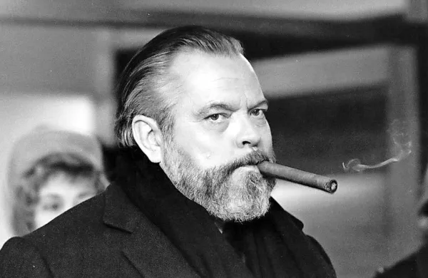 Orson Welles je režiral Državljana Kanea, enega najboljših filmov vseh časov