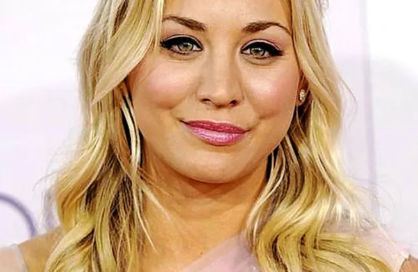 Tretja najbolje plačana TV igralka na svetu Kaley Cuoco, znana iz serije Veliki pokovci, je dobila svojo zvezdo na hollywoodskem Pločniku slavnih