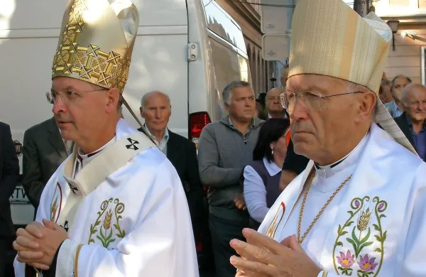 Marjana Turnška in Antona Stresa je papež pozval k  odstopu zaradi njune vloge pri poslovnih odločitvah, ki so privedle do finančnega zloma mariborske nadškofije