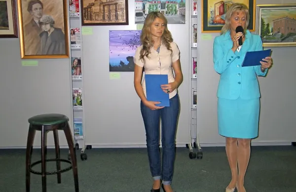 Damjana Hrabar (desno) in Katarina Škrab sta ob odprtju razstave  spregovorili o zgodovini ilirskobistriške  knjižnice in o pesnici Maksi Samsa 