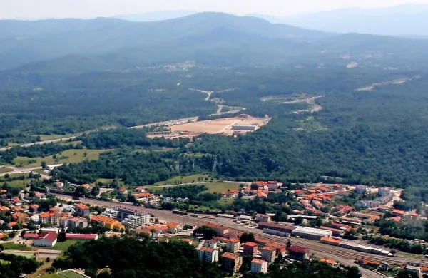 Nocoj bodo divaški občinski svetniki odločali o umestitvi tretje obrtne cone v Divači (na vrhu  fotografije, desno, tik ob svetli lisi že obstoječe  cone Risnik), ki jo v nov občinski prostorski načrt predlaga zadruga Škorš 