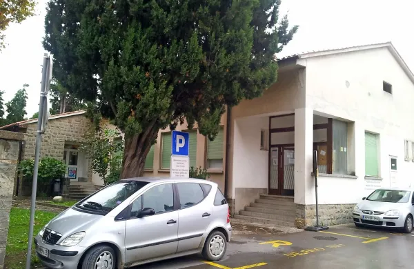 Stara lokacija koprskega Rdečega križa v pritličnem objektu na Vojkovem nabrežju bo uporabnikom dostopna še kakšen teden 