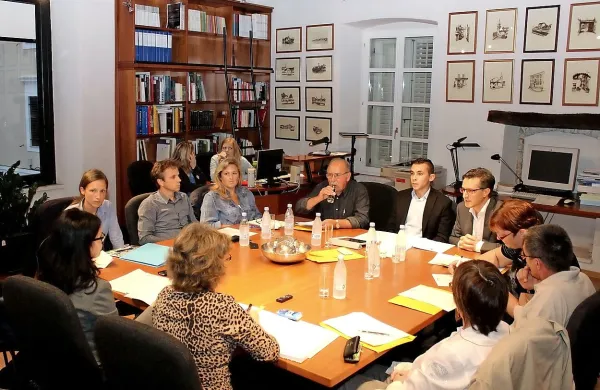 Konstitutivna seja izolske samoupravne italijanske skupnosti. V  ozadju z desne je videti novega predsednika Gregoriča in podpredsednika Žižo (predsednik je brez očal).