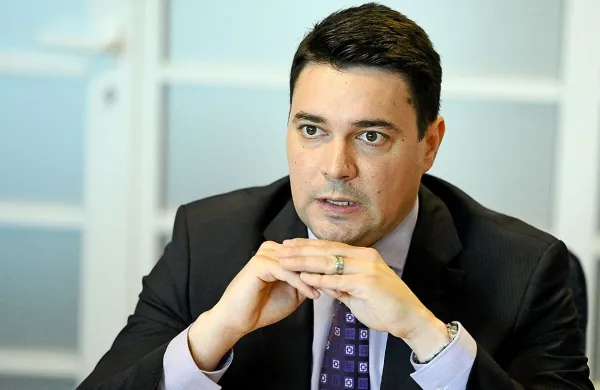 Dosedanji direktor Termoelektrarne Šoštanj Peter Dermol, ki ga je danes s tega mesta zaradi ugotovljenih hujših kršitev delovnih obveznosti odpoklical Holding Slovenske elektrarne, za komentar dogajanja  ni dosegljiv