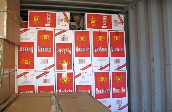 Koprski cariniki so  v zabojniku iz Vietnama, ki je v pristanišče prispel 18. septembra, odkrili 13,12 tone tihotapljenih cigaret različnih znamk