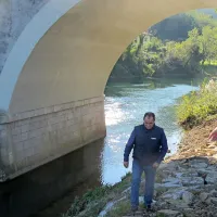 Protipolavni nasip se zajeda v tretji lok cestnega mostu in zmanjšuje pretočnost. Napako, ki moti prijavitelje, so v interventnih delih nameravali popraviti, a jih je inšpekcija ustavila.