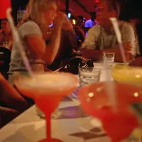 Čeprav potekajo akcije, ki promovirajo zabavo brez alkohola, je za večino mladih in tudi nekoliko starejših zabava prijetna le ob kozarcu, dveh, treh ...  