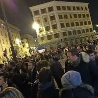 Gneča pred tržaško dvorano Tripcovich v pričakovanju Jodorowskega
