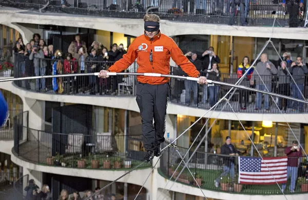 Nik Wallenda je po tanki žici  prehodil Chicago, brez mreže ali drugih varnostnih pripomočkov
