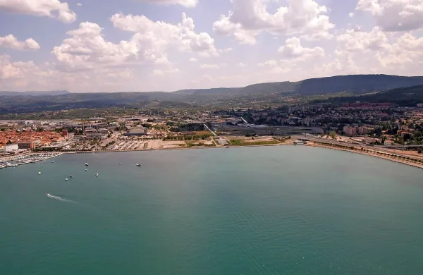 Ker v zalivu med Koprom, Semedelo in Žusterno Istrabenz ni zgradil marine, mora občini plačati skoraj milijon evrov