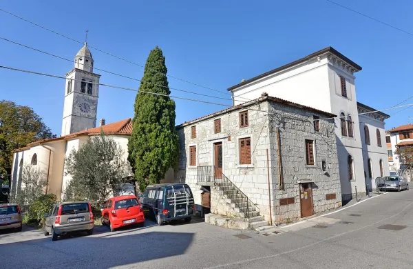 Tržaški škof Giampaolo Crepaldi je prišel v Križ, da bi s pridigo med mašo ob prazniku vseh svetih umiril strasti, a verniki so mu zamerili hitrost pri obveščanju o samomoru župnika Suarda in so mašo protestno zapustili.