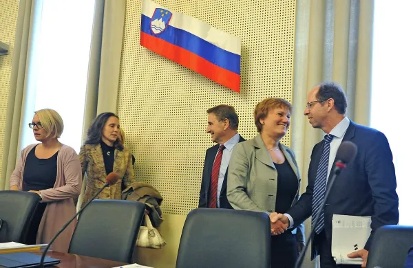 Delodajalci in sindikati različno o bruseljski napovedi