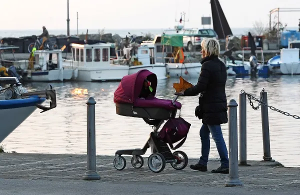 Agencija za okolje za danes in prihodnje dni napoveduje povišano plimovanje, tako da morje lahko poplavi nižje ležeče dele obale