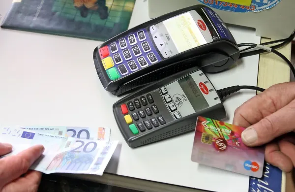Bomo za poslovanje s karticami morali seči globlje v žep?