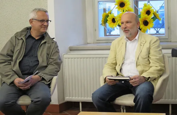 Avtor knjige Lovec na kobilice Jurij Pfeifer (desno) in založnik Damijan Bogataj