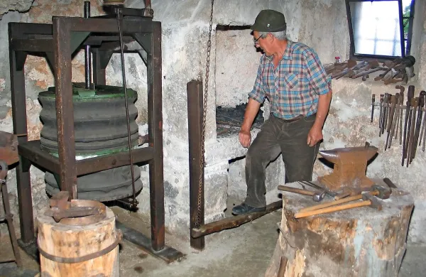 Še so stari kovači, ki lokovško dediščino izročajo mladim