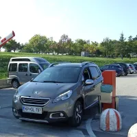 Od plačljivega parkirišča do bolnišnice (na fotografiji zgoraj desno) je kar nekaj poti