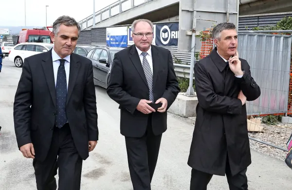 Predor Markovec so si ogledali (z leve): odgovorni nadzornik DRI Franc Likar ter dva od štirih članov  Darsove uprave Franc Skok in  Matjaž Knez (predsednik)