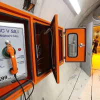 Predor navezujejo na dobrih 30 kilometrov oddaljen regionalni nadzorni center  na Kozini, preostala dva centra sta v  Ljubljani in na Vranskem 